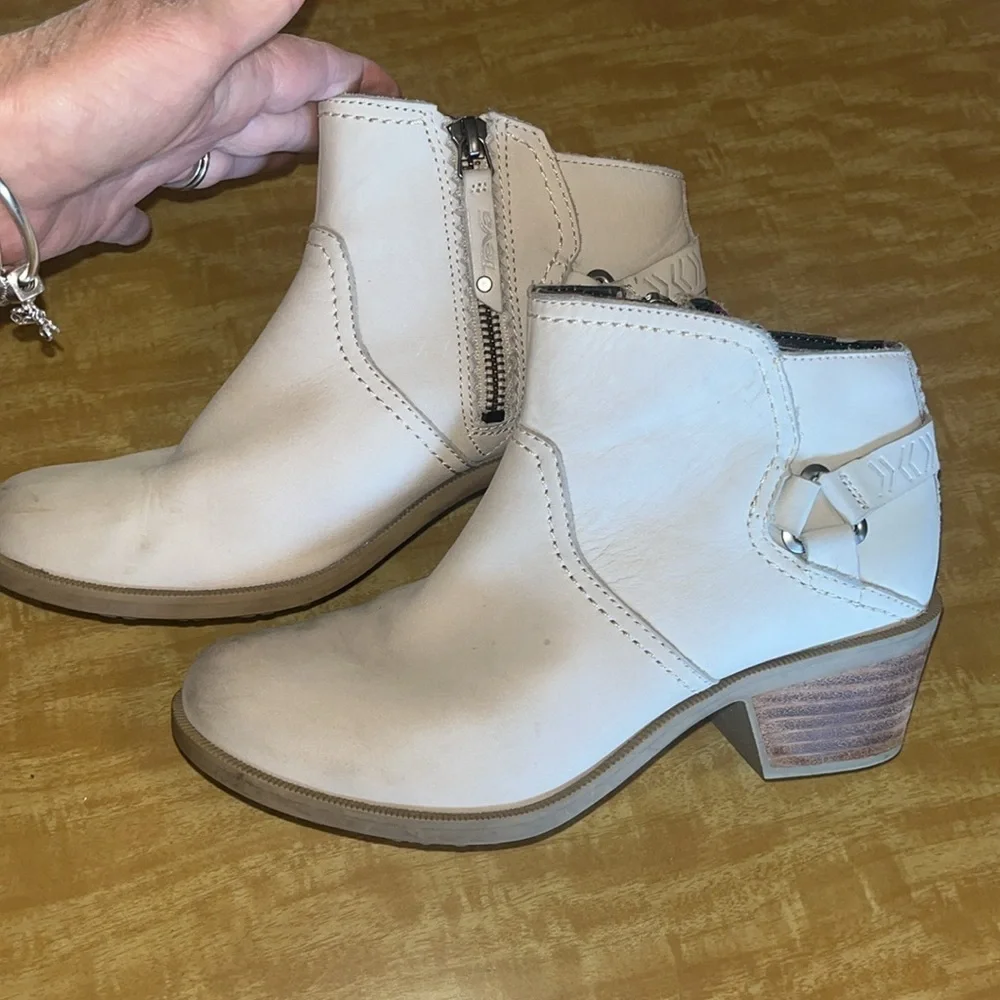 Teva cream leather Foxy booties size 6.5 low heel / preowned